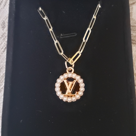 VINTAGE Louis Vuitton pearl Logo & gold vermeil sterling paperclip neckl… - Picture 7 of 9
